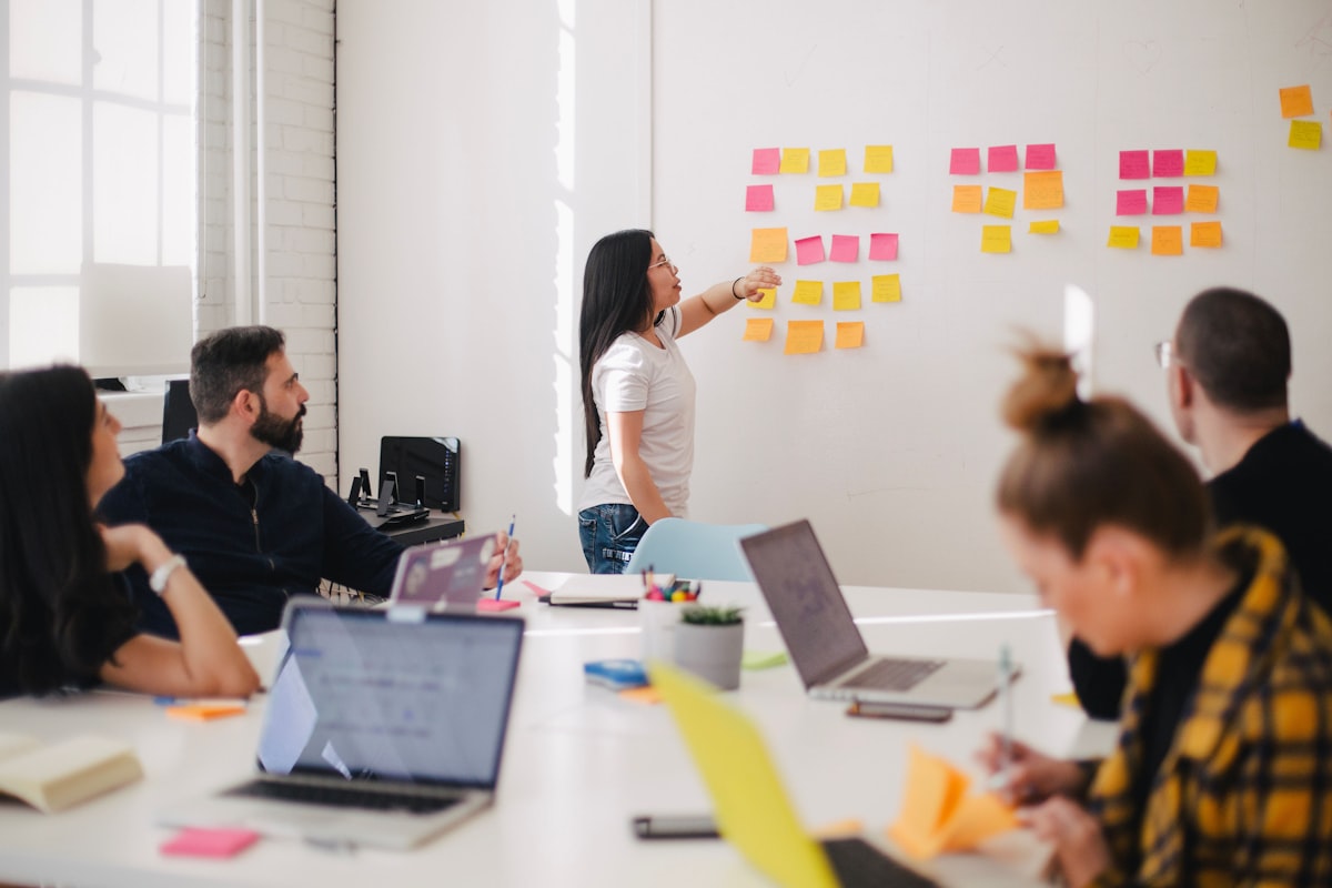Équipe pédagogique en réunion de travail